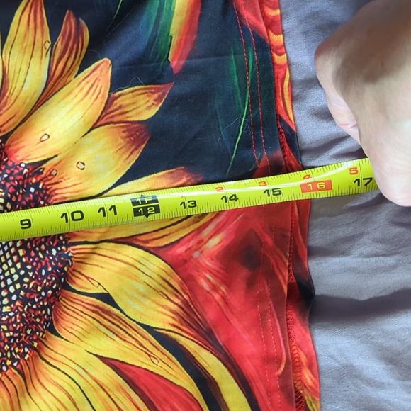 Vibrant Sunflower Print V-Neck Top - Picture 5 of 5